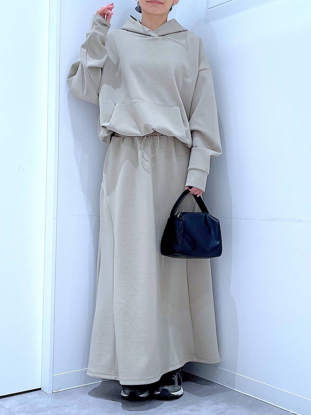 ブラック系のショルダーバッグ、グレー系のスウェット、グレー系のスカートを着用したレディースの冬コーディネートの6枚目の写真