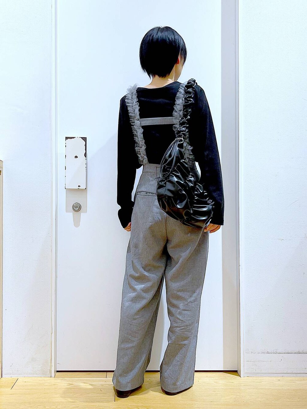 ブラック系のパンプス、ブラック系のTシャツ/カットソー、グレー系のその他パンツを着用したレディースの夏コーディネートの5枚目の写真