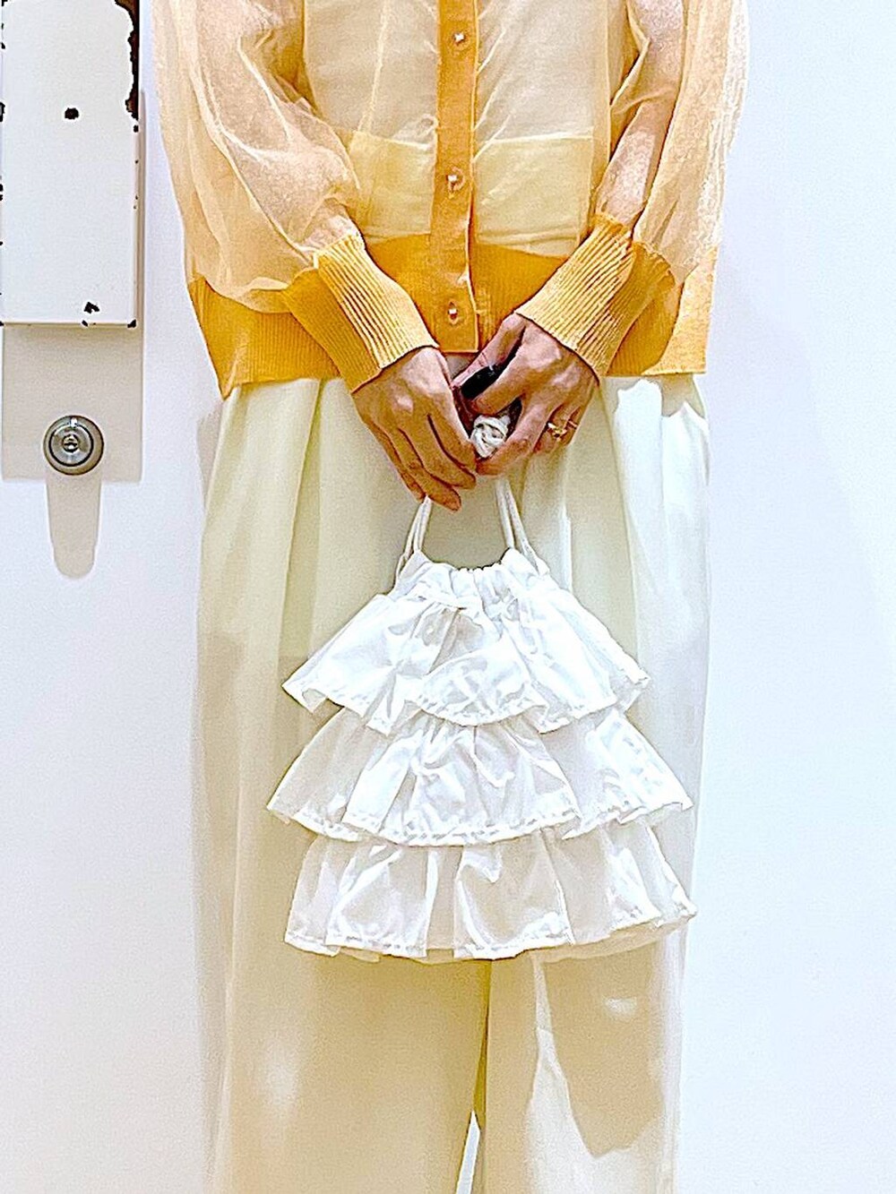 ホワイト系のショルダーバッグ、ホワイト系のその他パンツ、シルバー系のサンダルを着用したレディースの夏コーディネートの9枚目の写真