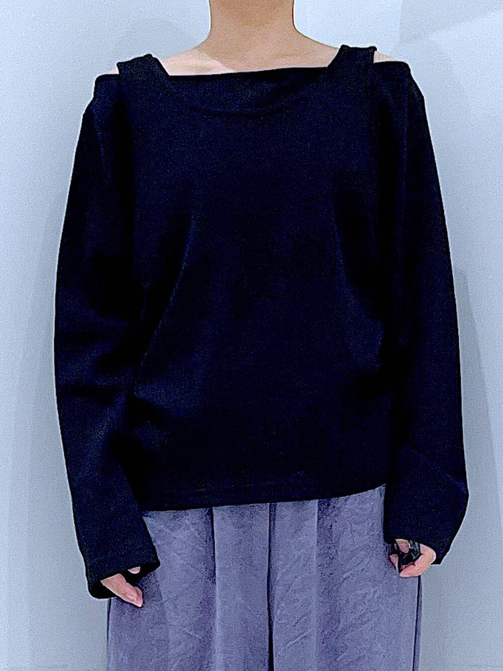 ブラック系のローファー、パープル系のその他パンツ、ブラック系のTシャツ/カットソーを着用したレディースの秋コーディネートの7枚目の写真