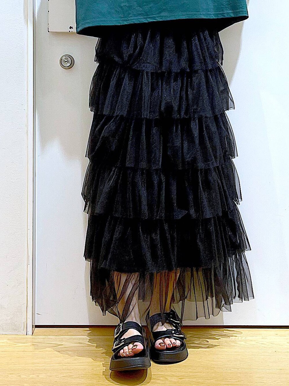 ブラック系のサンダル、シルバー系のトートバッグ、ブラック系のスカートを着用したレディースの夏コーディネートの8枚目の写真