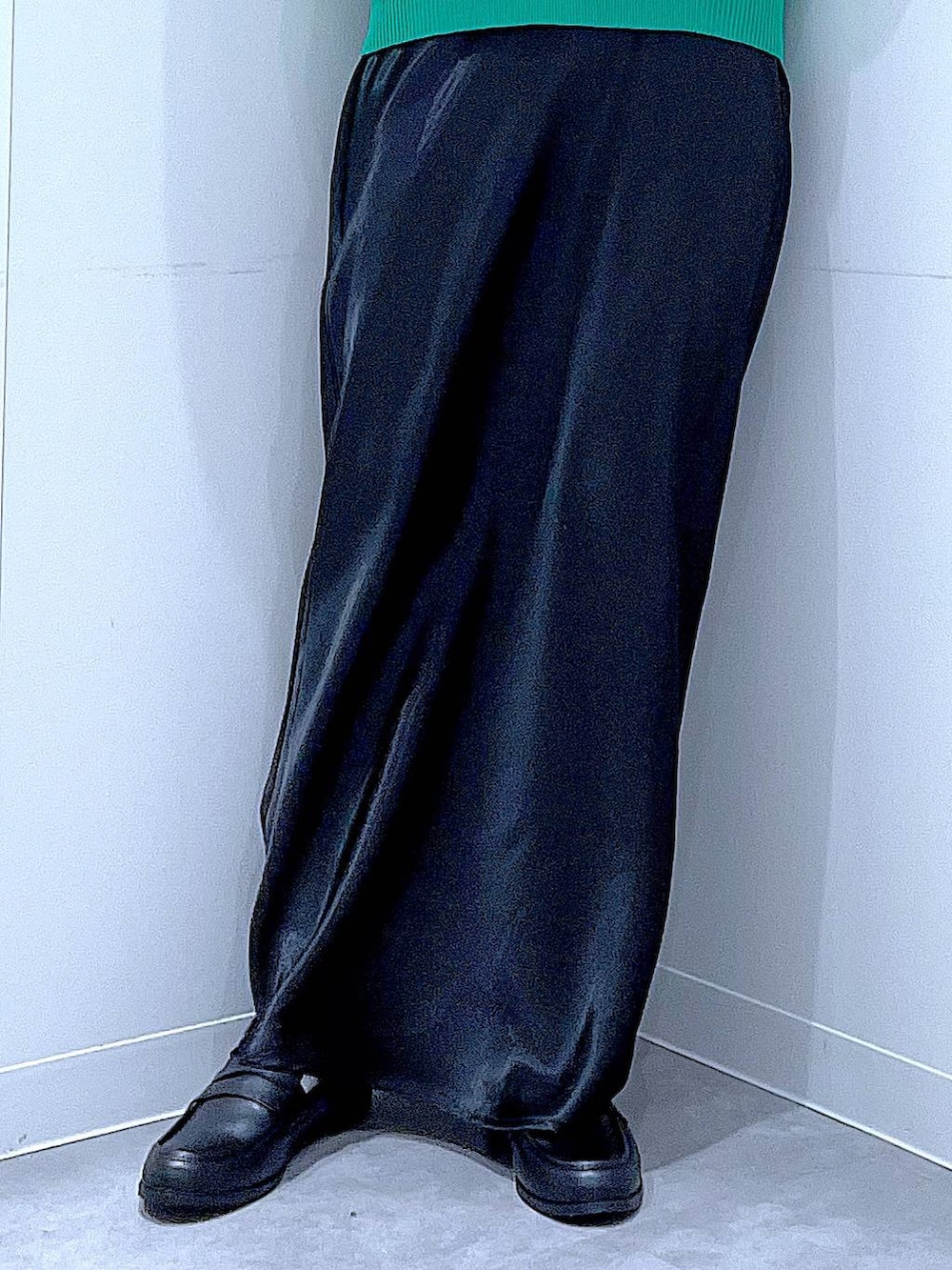 ブラック系のTシャツ/カットソー、ホワイト系のショルダーバッグ、グリーン系のニット/セーターを着用したレディースの春コーディネートの8枚目の写真