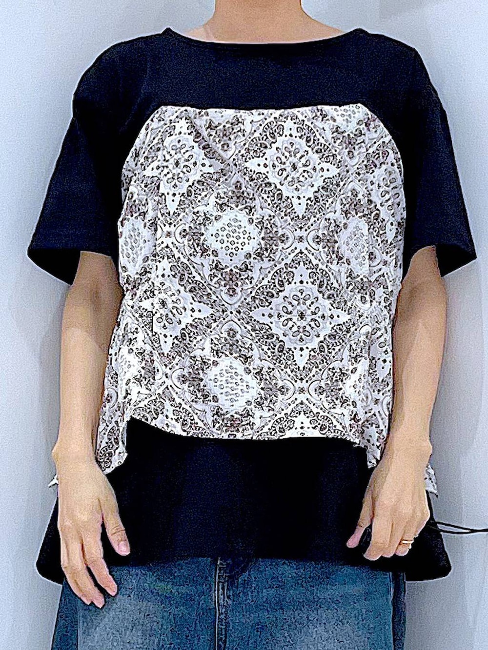 ブルー系のデニムパンツ、ブラック系のスニーカー、ブラック系のTシャツ/カットソーを着用したレディースの春コーディネートの7枚目の写真