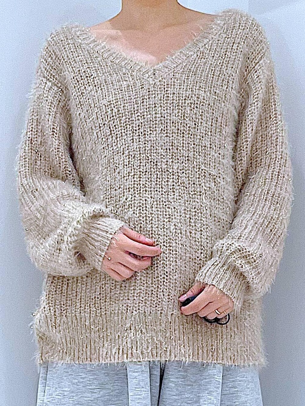 ブラウン系のショルダーバッグ、ブラック系のブーツ、グレー系のスウェットパンツを着用したレディースの冬コーディネートの7枚目の写真