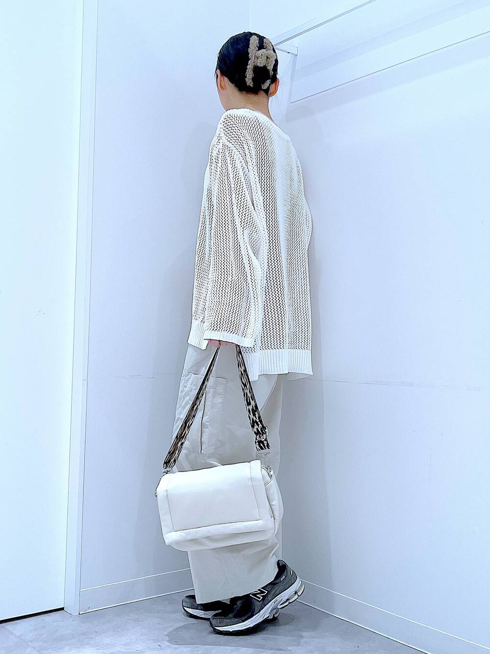 ピンク系のTシャツ/カットソー、ホワイト系のショルダーバッグ、ホワイト系のニット/セーターを着用したレディースの春コーディネートの3枚目の写真