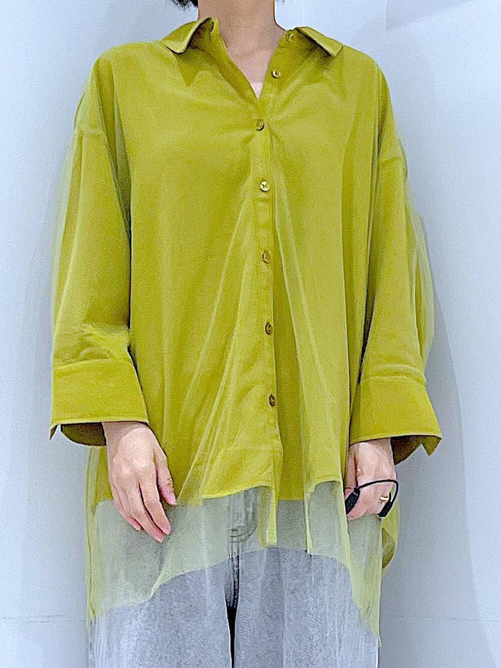 ブラック系のローファー、ベージュ系のショルダーバッグ、イエロー系のシャツ/ブラウスを着用したレディースの秋コーディネートの7枚目の写真