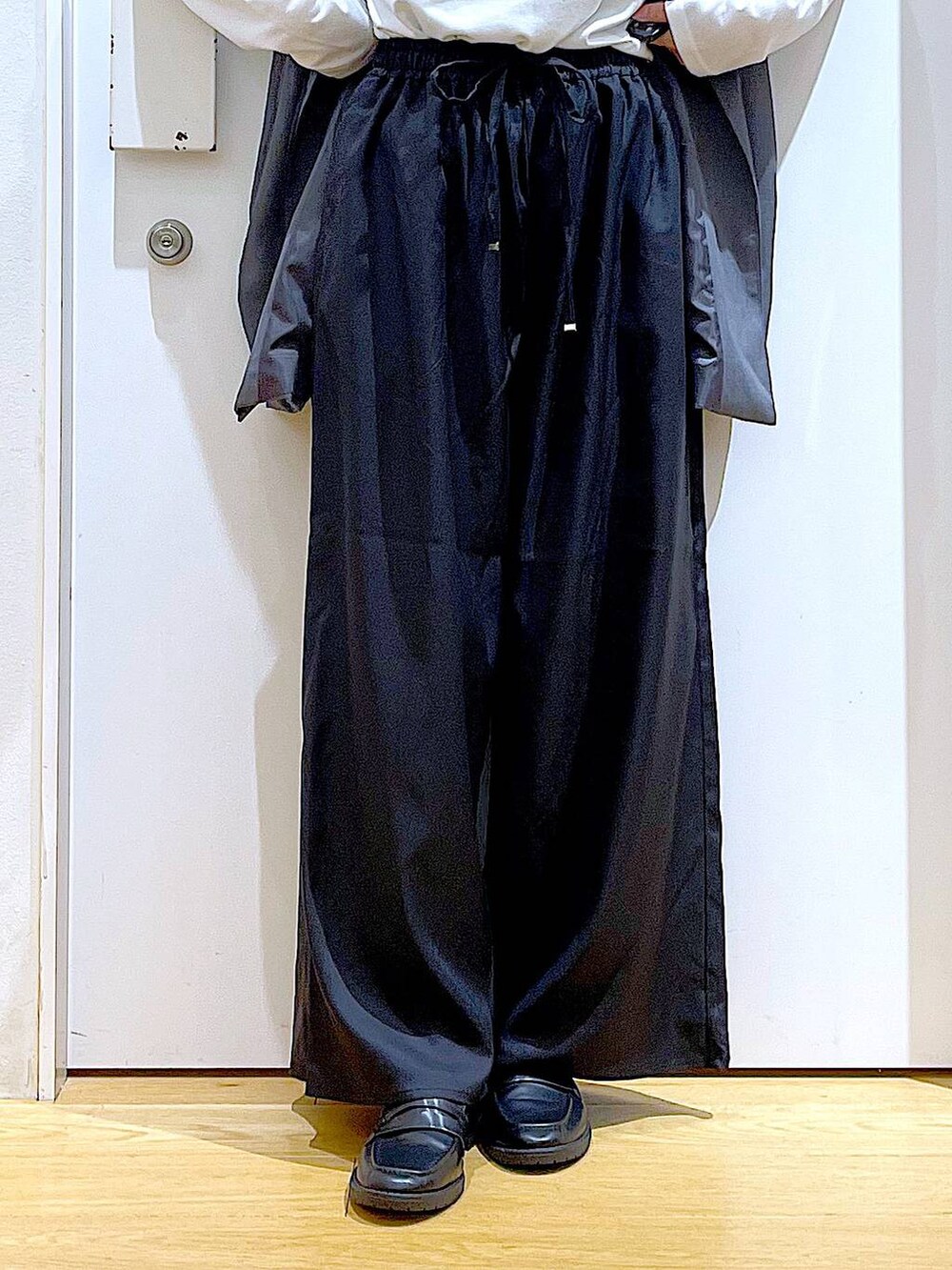 ブラック系のショルダーバッグ、ブラック系のローファー、ブラック系のその他パンツを着用したレディースの秋コーディネートの8枚目の写真