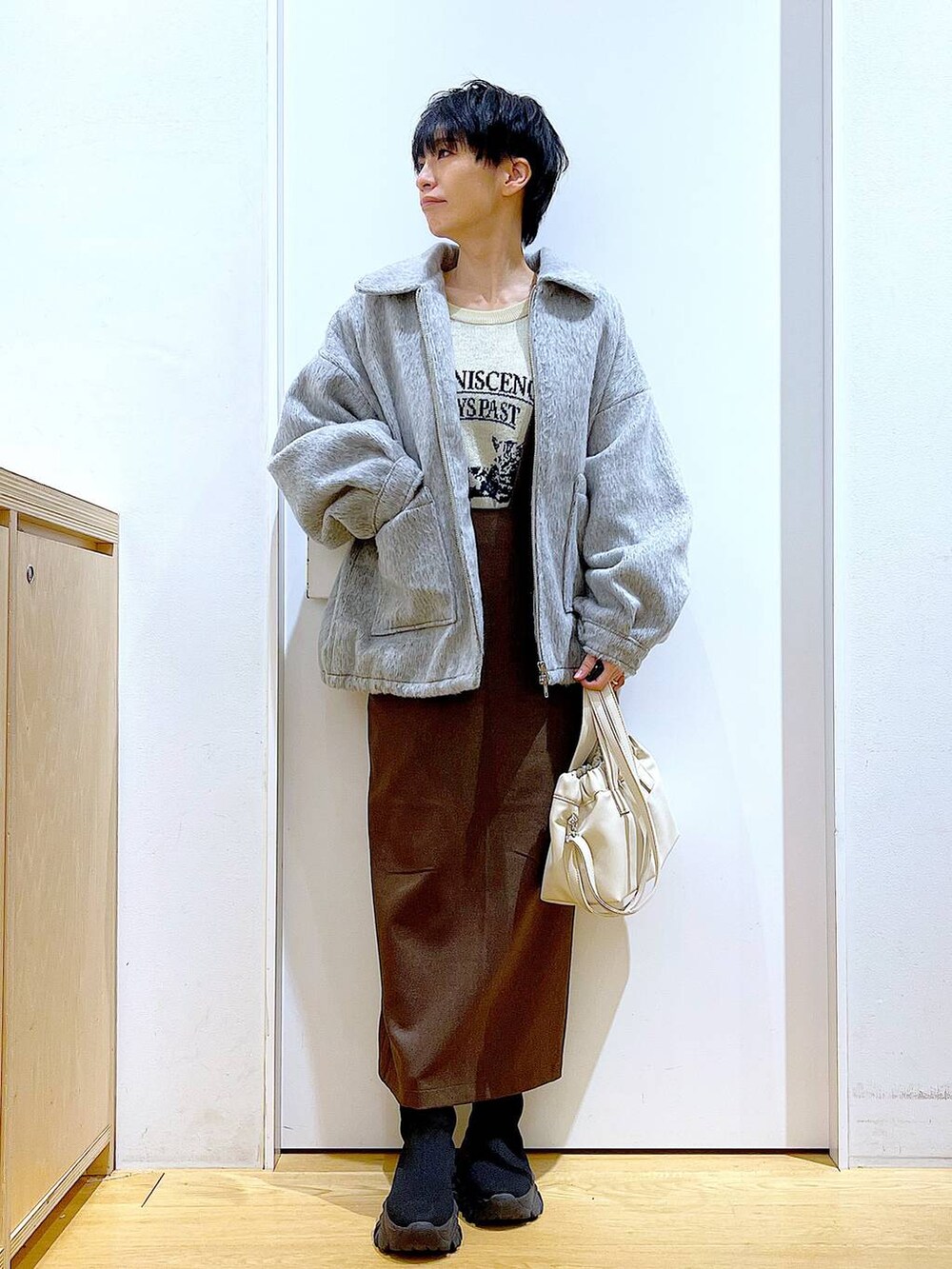 「リラックス、若見え、ゆったり、休日コーデ、骨格ウェーブ、LAKOLE、ブルゾン、カジュアルコーデ、冬コーデ、セールコーデ、冬アウター、ブーツ、ショルダーバッグ、楽ちんコーデ」｜「LAKOLEのシャギージップブルゾン / 128644（ブルゾン、グレー系）」を使った、あおき@LAKOLE海老名さん（レディース・156cm）の冬コーディネートの2枚目の写真