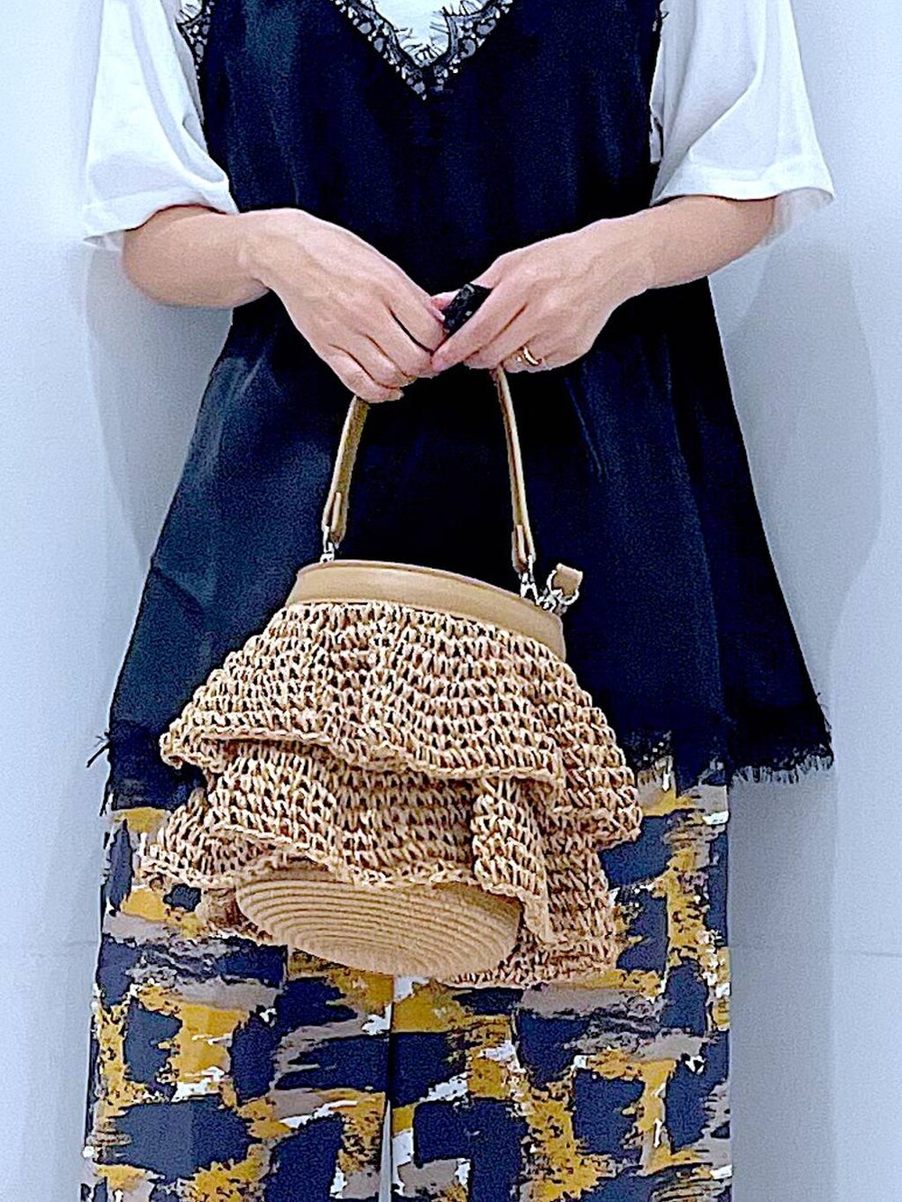 グレー系のその他パンツ、ホワイト系のTシャツ/カットソー、ベージュ系のショルダーバッグを着用したレディースの夏コーディネートの9枚目の写真