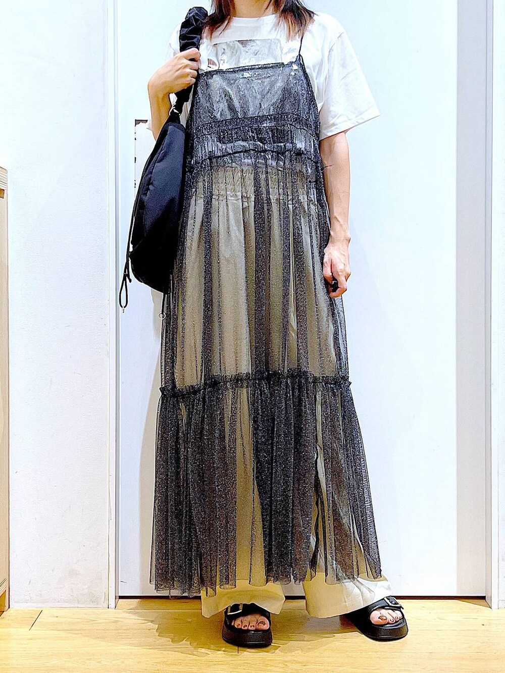 その他のワンピース、ブラック系のサンダル、ホワイト系のTシャツ/カットソーを着用したレディースの夏コーディネートの6枚目の写真