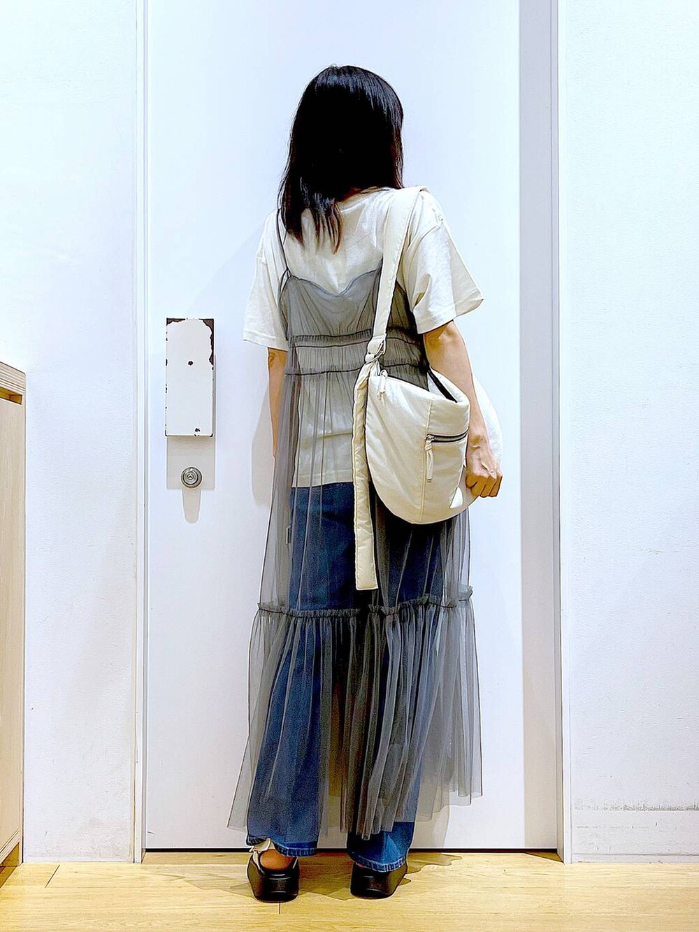 ブルー系のデニムパンツ、グレー系のワンピース、ベージュ系のTシャツ/カットソーを着用したレディースの夏コーディネートの5枚目の写真