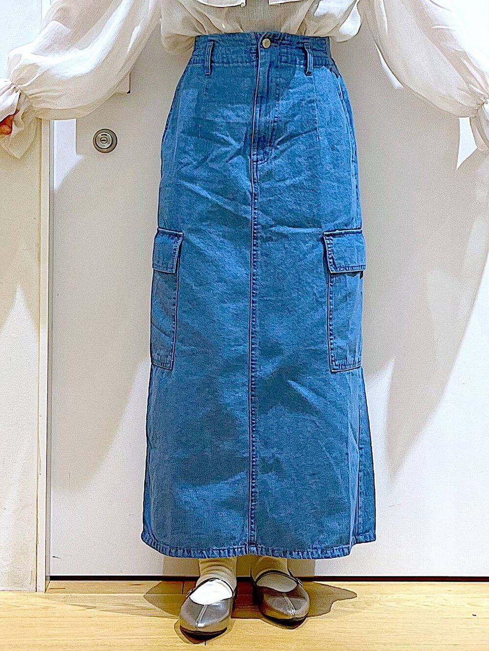 その他のショルダーバッグ、その他のパンプス、ブルー系のデニムスカートを着用したレディースの春コーディネートの8枚目の写真