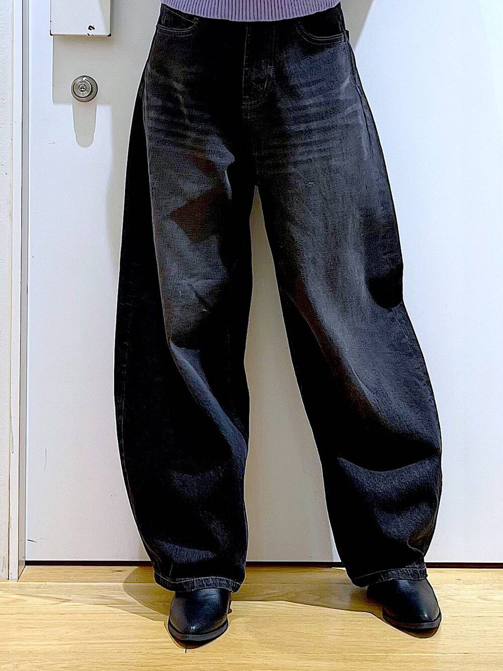 ブラック系のブーツ、ブラック系のトートバッグ、ブラック系のデニムパンツを着用したレディースの冬コーディネートの8枚目の写真