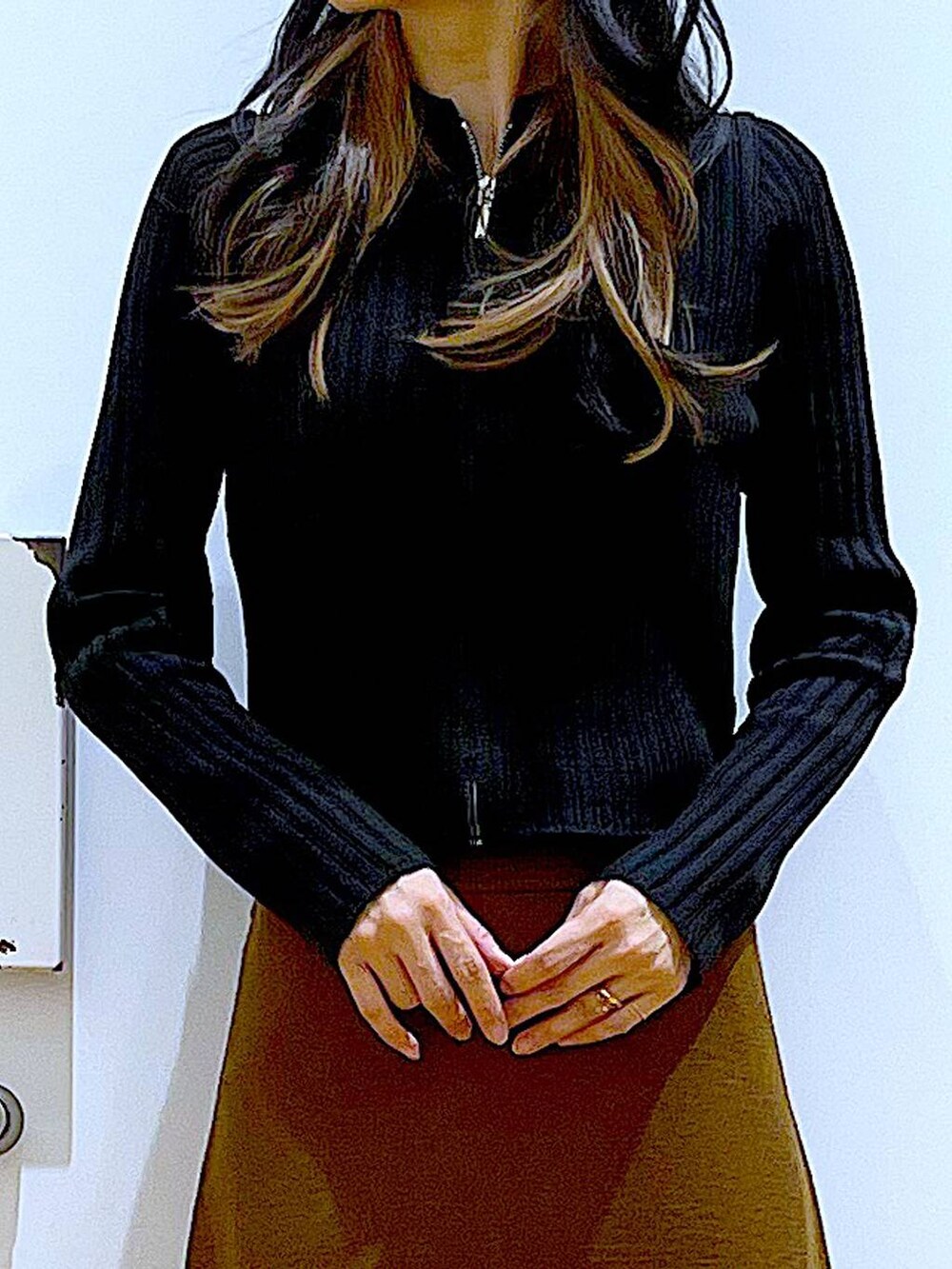 ブラック系のカーディガン/ボレロ、ブラウン系のスカート、ベージュ系のブーツを着用したレディースの冬コーディネートの7枚目の写真