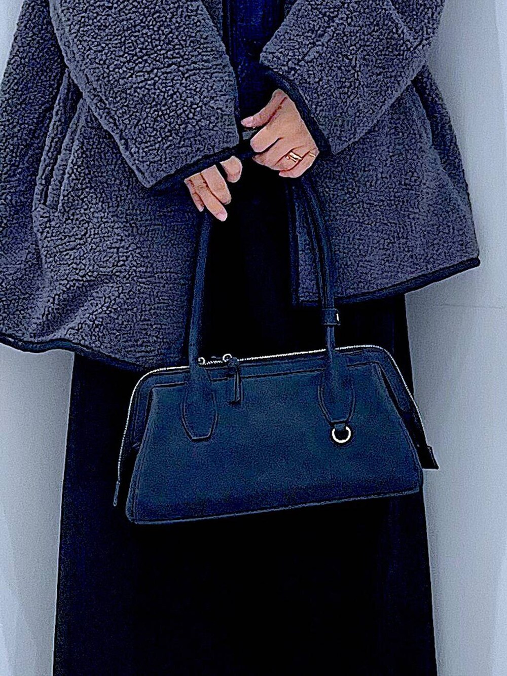 ブラック系のスカート、グレー系のブルゾン、ブラック系のブーツを着用したレディースの秋コーディネートの9枚目の写真