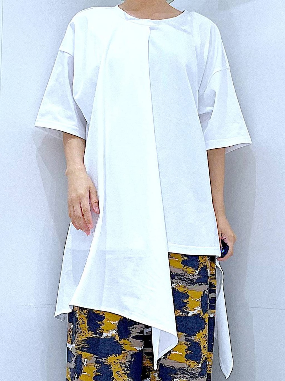 グレー系のその他パンツ、グレー系のショルダーバッグ、ブラック系のサンダルを着用したレディースの夏コーディネートの7枚目の写真