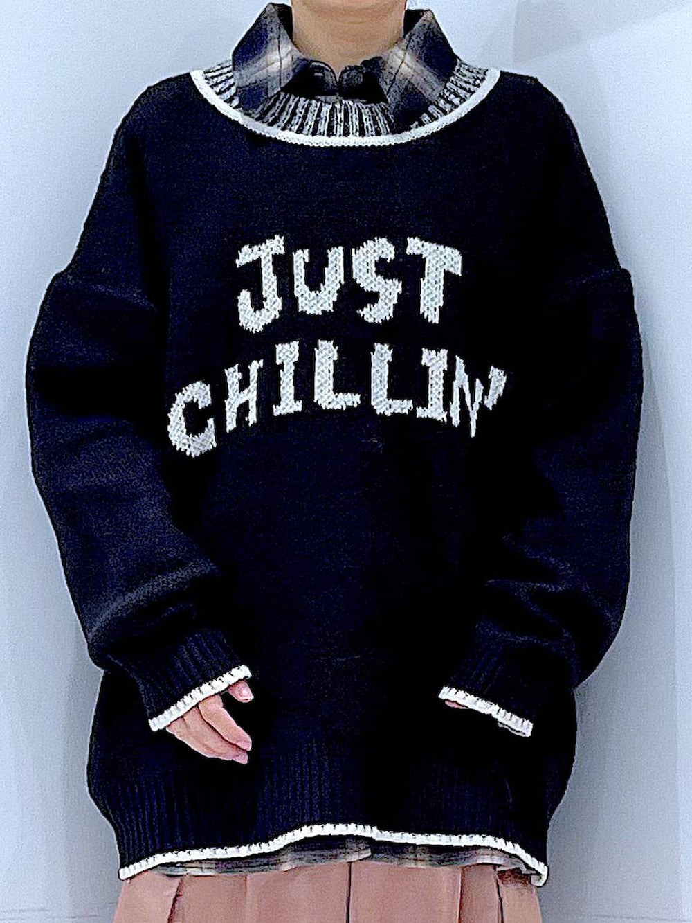 ブラック系のブーツ、ブラック系のシャツ/ブラウス、ブラック系のショルダーバッグを着用したレディースの冬コーディネートの7枚目の写真