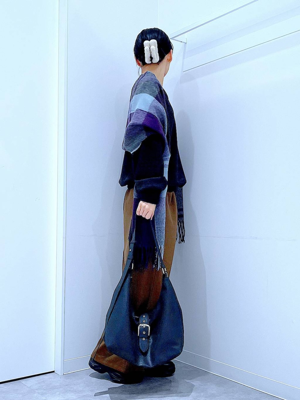 ブラック系のブーツ、ブラウン系のその他パンツ、ブラック系のショルダーバッグを着用したレディースの冬コーディネートの4枚目の写真