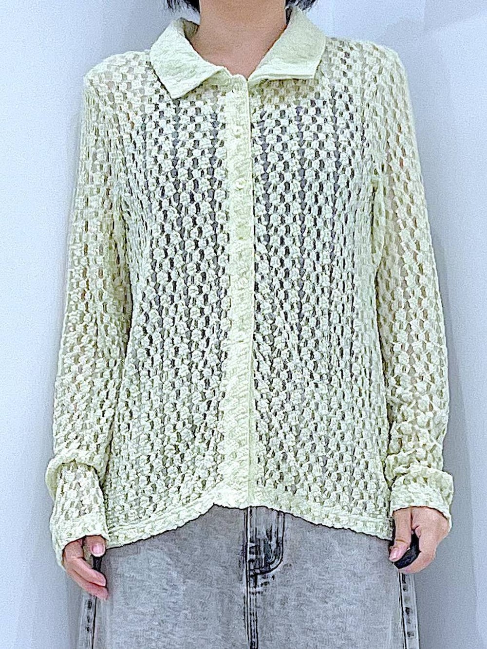 ベージュ系のデニムパンツ、ホワイト系のローファー、ホワイト系のショルダーバッグを着用したレディースの秋コーディネートの7枚目の写真