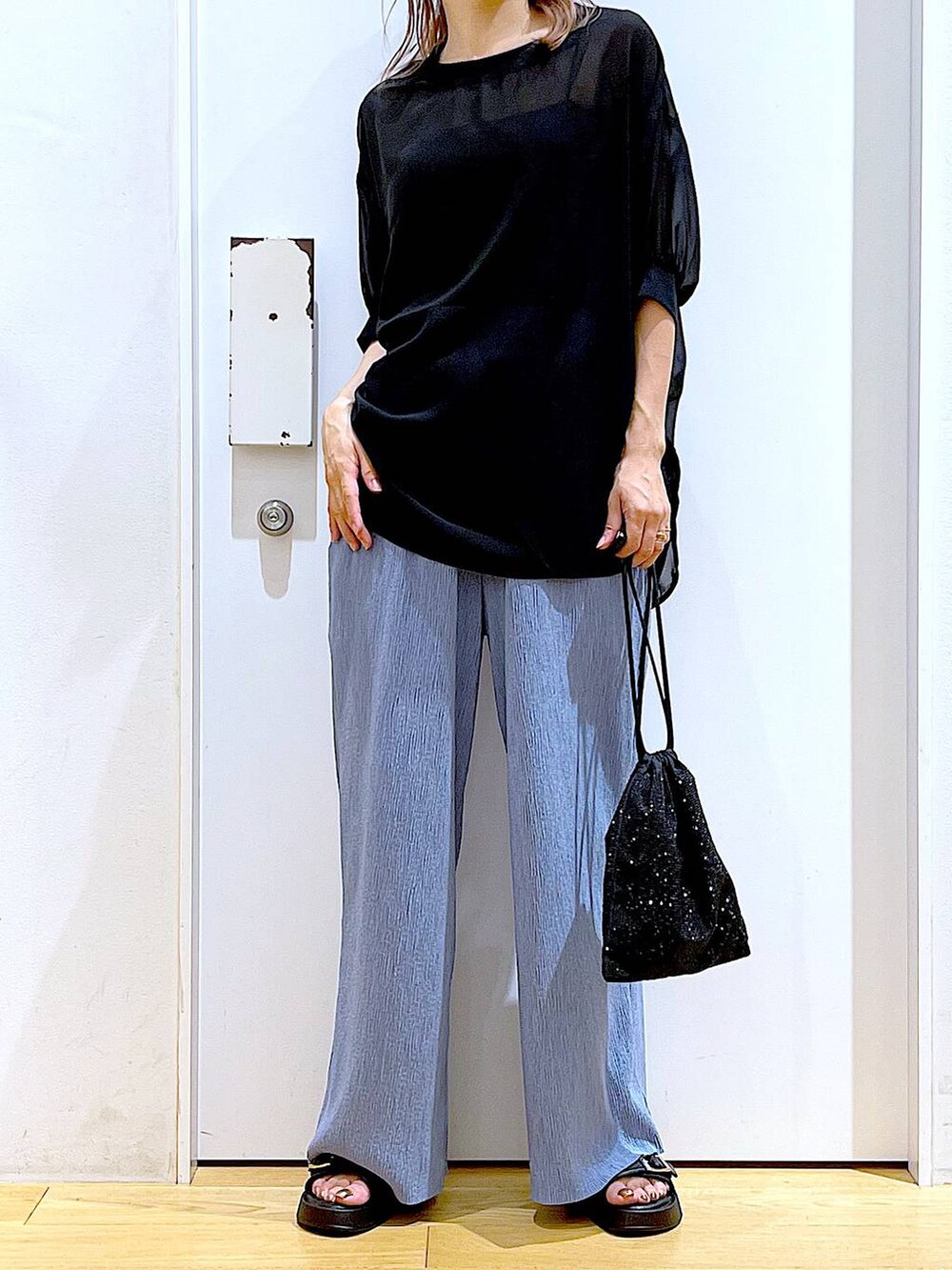 ブラック系のサンダル、ブルー系のその他パンツ、ブラック系のショルダーバッグを着用したレディースの夏コーディネートの6枚目の写真