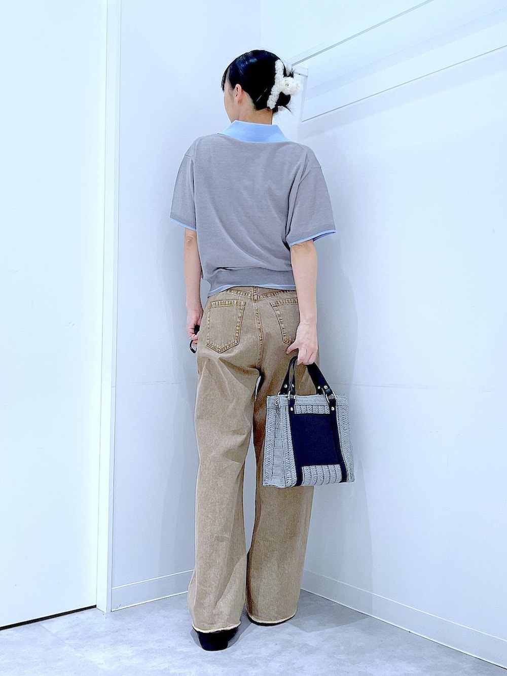 グレー系のショルダーバッグ、ブラック系のサンダル、ベージュ系のデニムパンツを着用したレディースの夏コーディネートの5枚目の写真