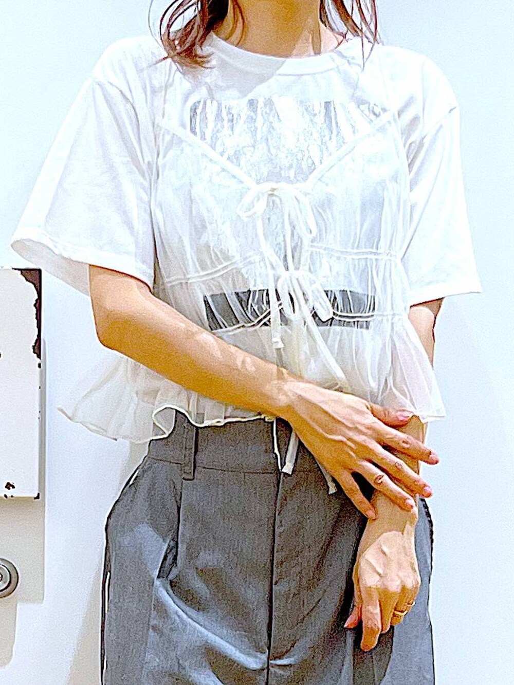 ホワイト系のサンダル、その他のトートバッグ、ホワイト系のキャミソールを着用したレディースの夏コーディネートの8枚目の写真