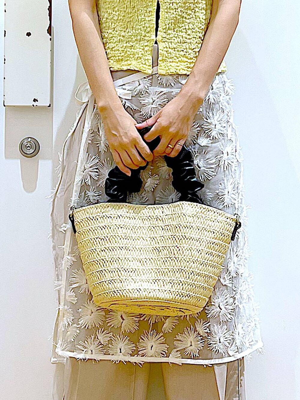 ホワイト系のサンダル、ホワイト系のショルダーバッグ、ホワイト系のスカートを着用したレディースの夏コーディネートの9枚目の写真