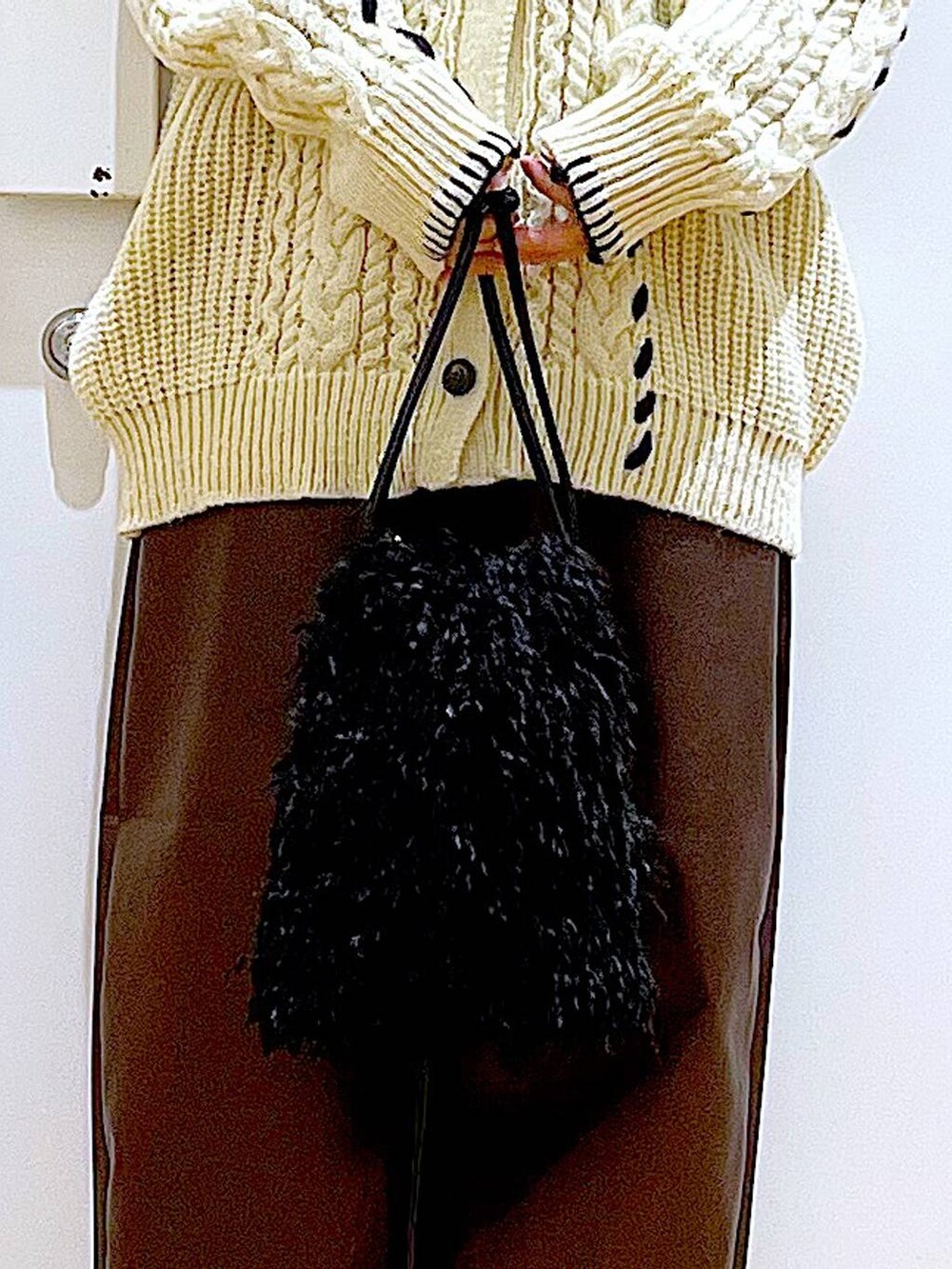 ブラック系のショルダーバッグ、グレー系のTシャツ/カットソー、ブラック系のブーツを着用したレディースの秋コーディネートの9枚目の写真