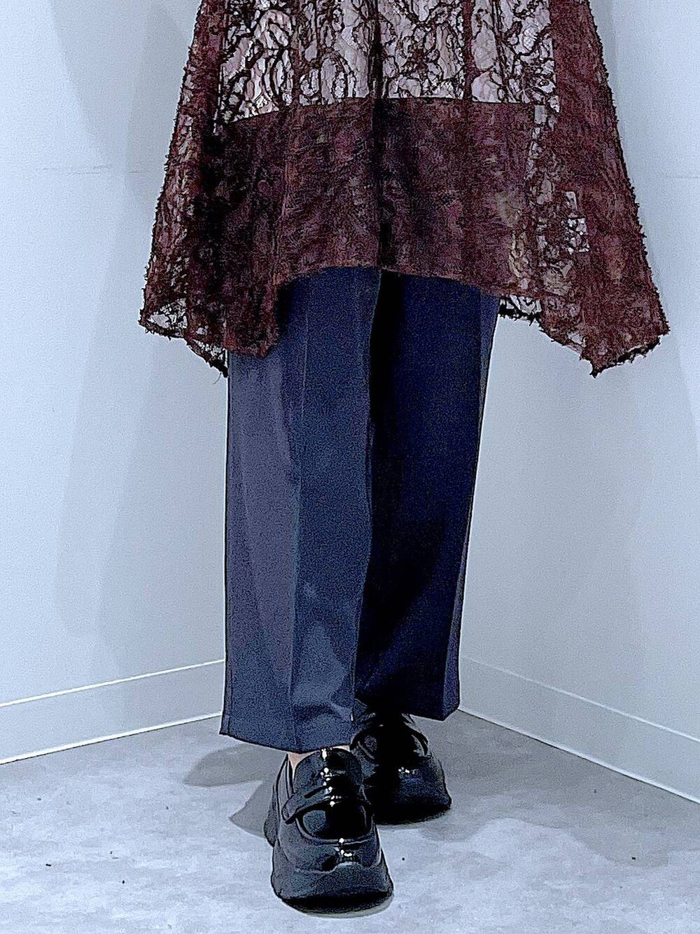 ホワイト系のTシャツ/カットソー、ブラック系のローファー、ベージュ系のチュニックを着用したレディースの夏コーディネートの8枚目の写真