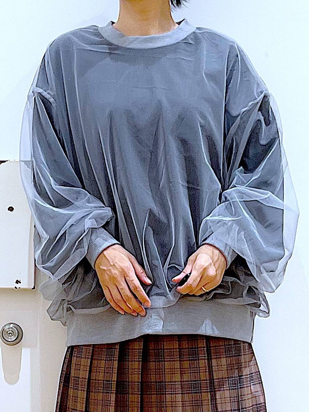 ブラック系のブーツ、ブラウン系のショルダーバッグ、ブラウン系のスカートを着用したレディースの秋コーディネートの7枚目の写真