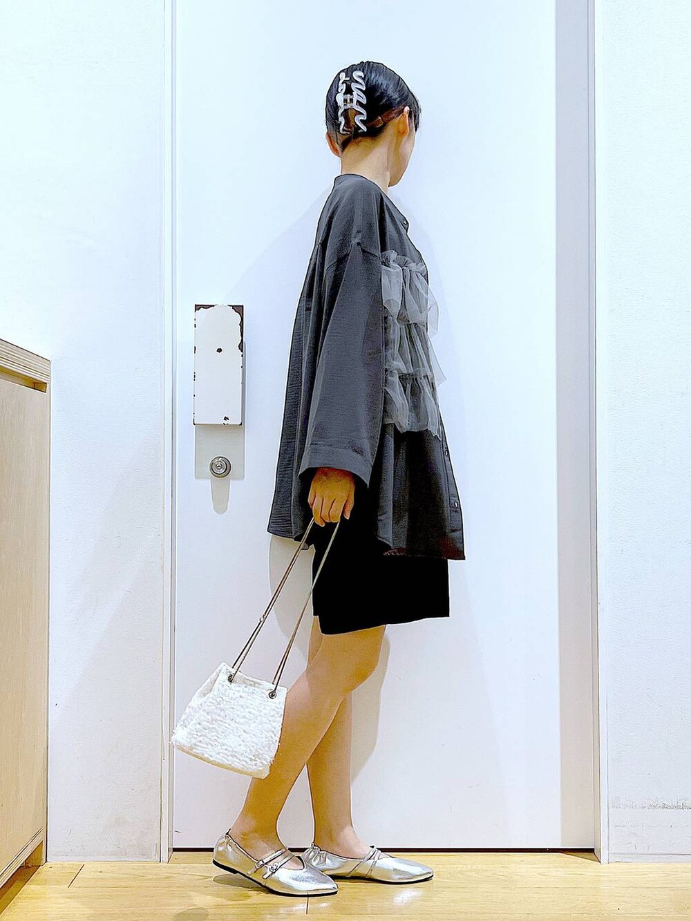 ブラック系のその他パンツ、シルバー系のパンプス、グレー系のシャツ/ブラウスを着用したレディースの秋コーディネートの4枚目の写真