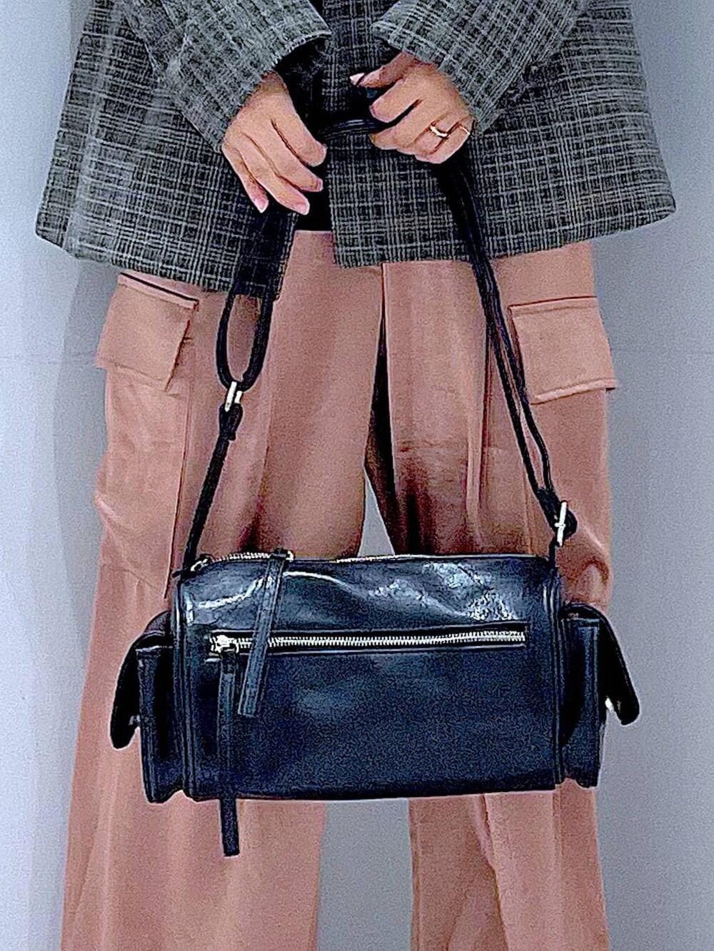 ブラック系のブーツ、ピンク系のカーゴパンツ、ブラック系のショルダーバッグを着用したレディースの冬コーディネートの9枚目の写真