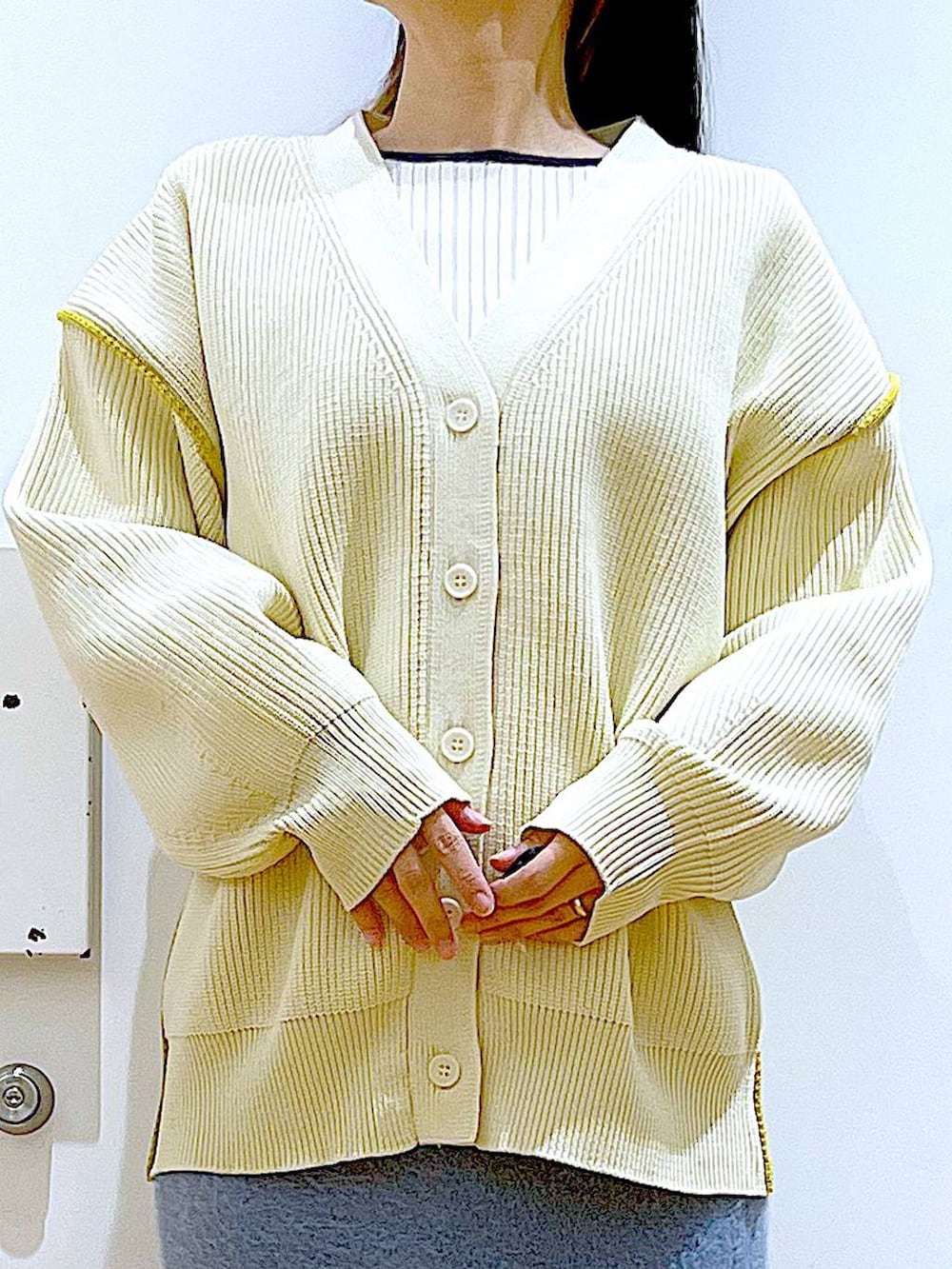 ベージュ系のブーツ、ベージュ系のニット/セーター、ベージュ系のショルダーバッグを着用したレディースの冬コーディネートの7枚目の写真