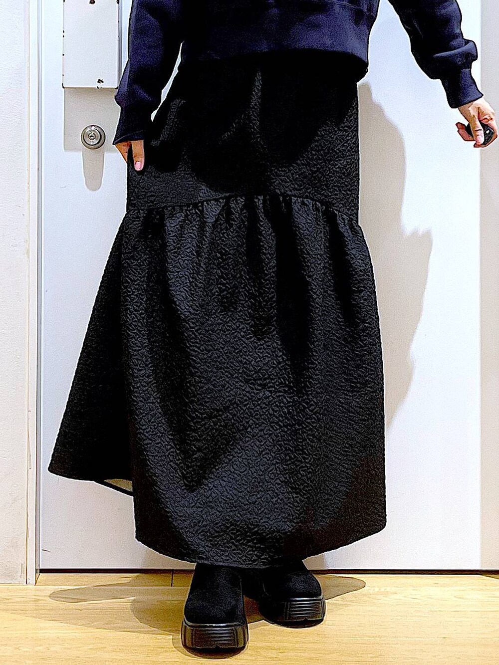 グレー系のトートバッグ、ブラック系のブーツ、グレー系のスウェットを着用したレディースの冬コーディネートの8枚目の写真