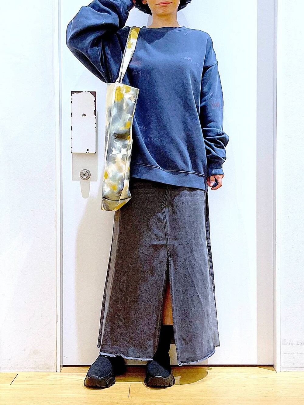 「リラックス、若見え、ゆったり、休日コーデ、骨格ウェーブ、LAKOLE、ユニセックス、オーバーサイズ、カジュアルコーデ、スウェット、バケットハット、スカート、ブーツ、トートバッグ、春コーデ」｜「LAKOLEのニットスニーカーソールブーツ / 140064（ブーツ、ブラック系）」を使った、あおき@LAKOLE海老名さん（レディース・156cm）の冬コーディネートの6枚目の写真