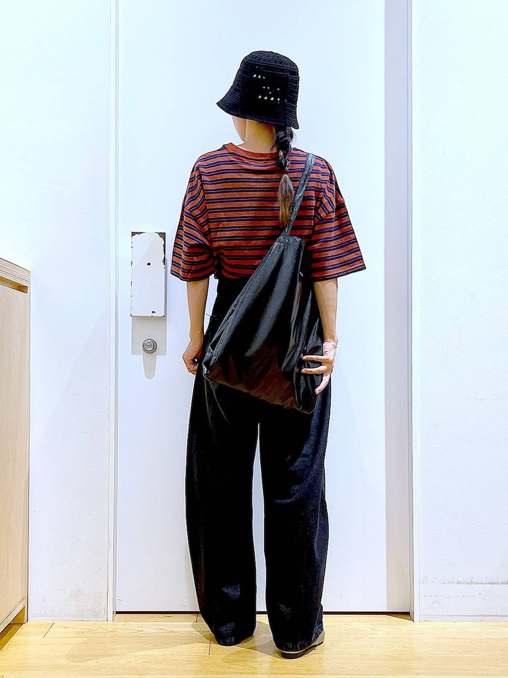 ブラック系のトートバッグ、その他のパンプス、ブラック系のデニムパンツを着用したレディースの夏コーディネートの5枚目の写真