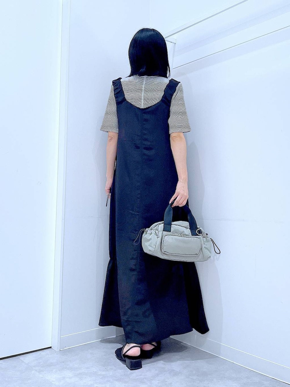 ブラック系のサンダル、グリーン系のショルダーバッグ、その他のTシャツ/カットソーを着用したレディースの夏コーディネートの5枚目の写真