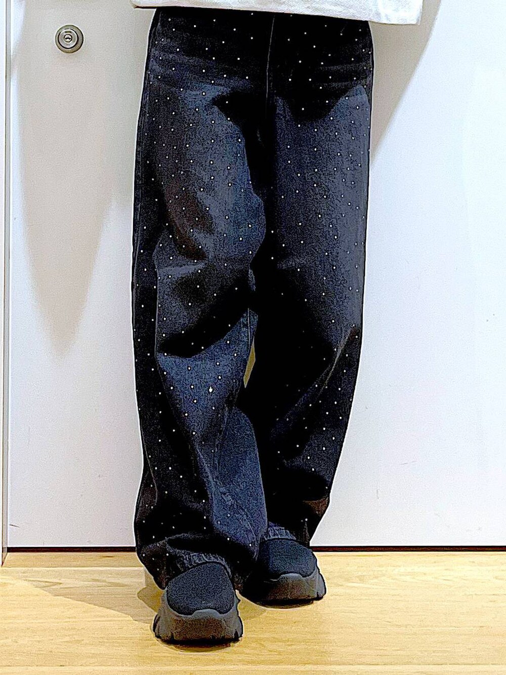 グレー系のショルダーバッグ、ブラック系のブーツ、ベージュ系のスウェットを着用したレディースの秋コーディネートの8枚目の写真