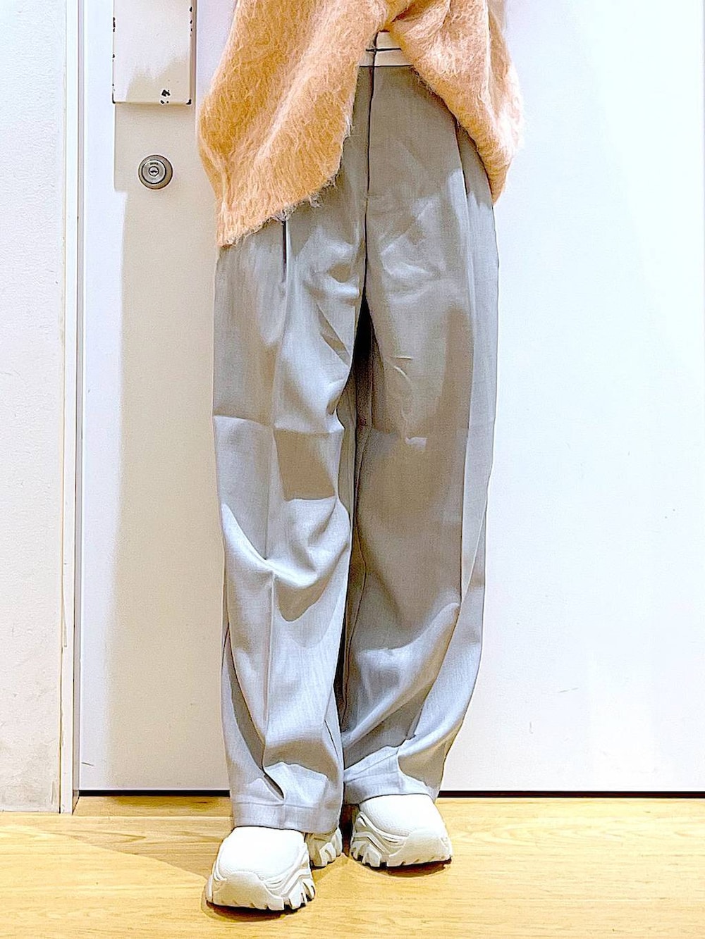 ピンク系のカーディガン/ボレロ、グレー系のショルダーバッグ、ベージュ系のブーツを着用したレディースの冬コーディネートの8枚目の写真