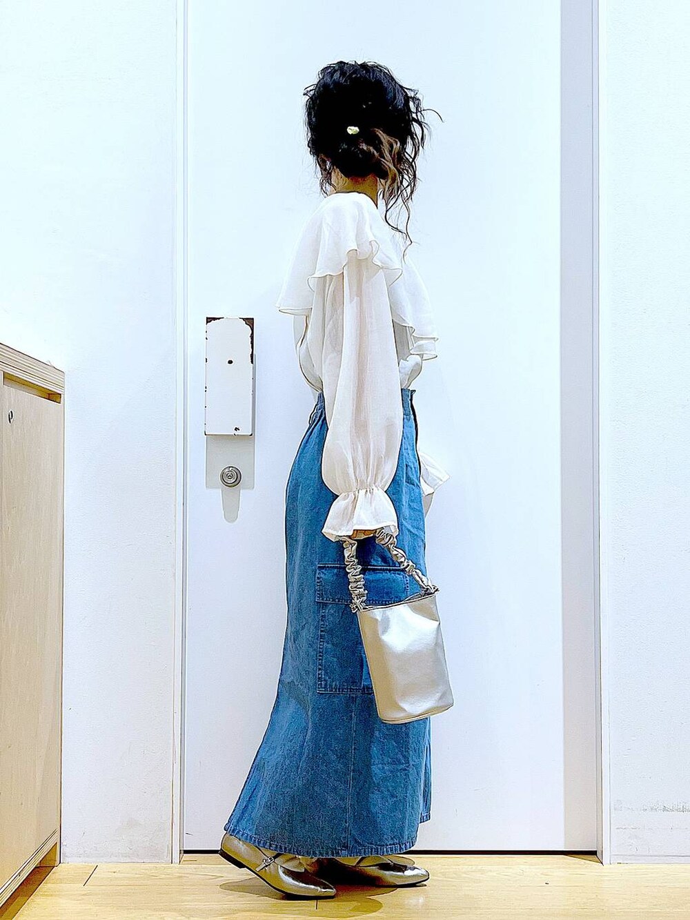 その他のショルダーバッグ、その他のパンプス、ブルー系のデニムスカートを着用したレディースの春コーディネートの4枚目の写真