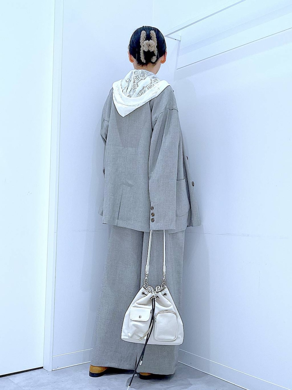 ホワイト系のショルダーバッグ、ベージュ系のローファー、ホワイト系のシャツ/ブラウスを着用したレディースの春コーディネートの5枚目の写真