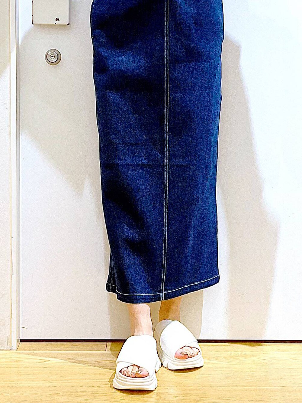 「リラックス、若見え、ゆったり、休日コーデ、骨格ウェーブ、LAKOLE、Tシャツ、キャップ、サンダル、カジュアル、楽ちんコーデ、バッグ、夏コーデ、体型カバー、スカート」｜「LAKOLEのデニムジャンスカ / 102219（ジャンパースカート、ブルー系）」を使った、あおき@LAKOLE海老名さん（レディース・156cm）の春コーディネートの8枚目の写真