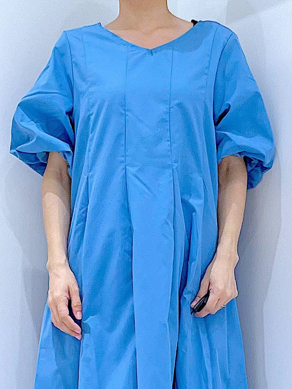 ブラック系のトートバッグ、ブラック系のサンダル、ブルー系のワンピースを着用したレディースの夏コーディネートの7枚目の写真