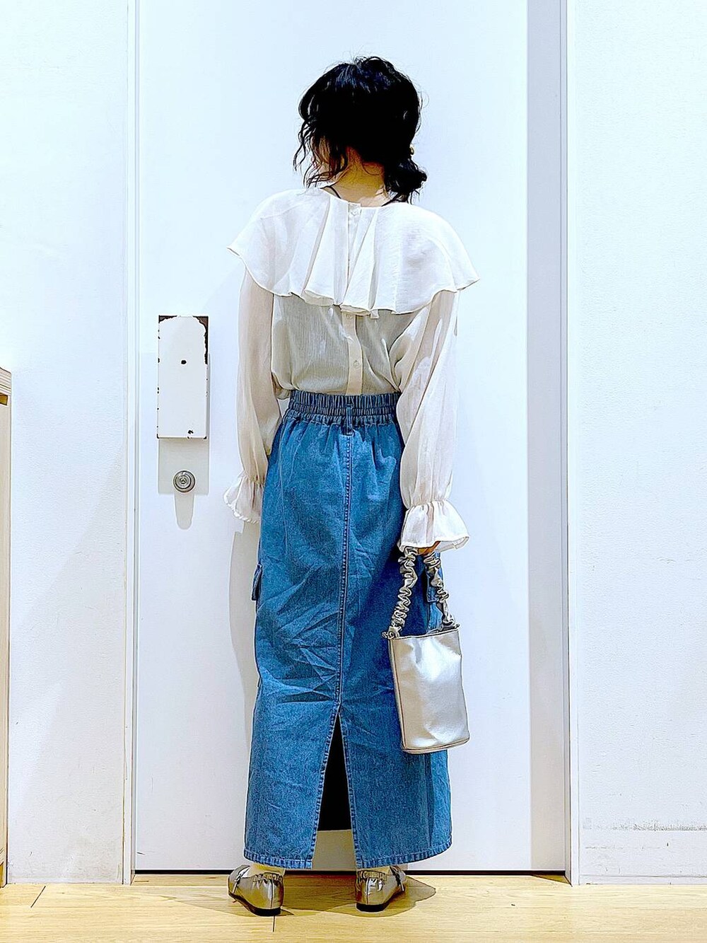 その他のショルダーバッグ、その他のパンプス、ブルー系のデニムスカートを着用したレディースの春コーディネートの5枚目の写真