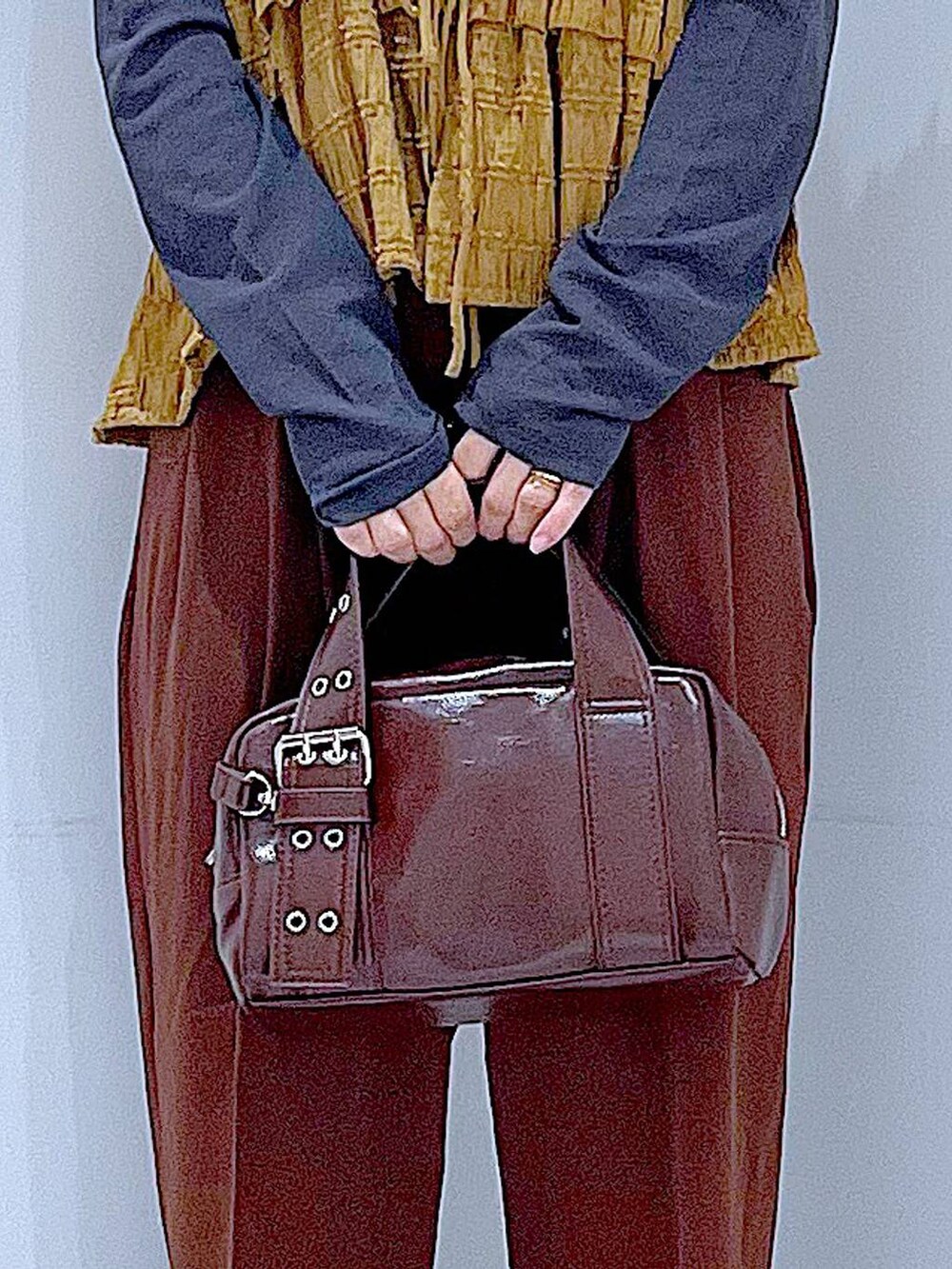 グレー系のTシャツ/カットソー、ブラック系のローファー、ブラック系のショルダーバッグを着用したレディースの秋コーディネートの9枚目の写真