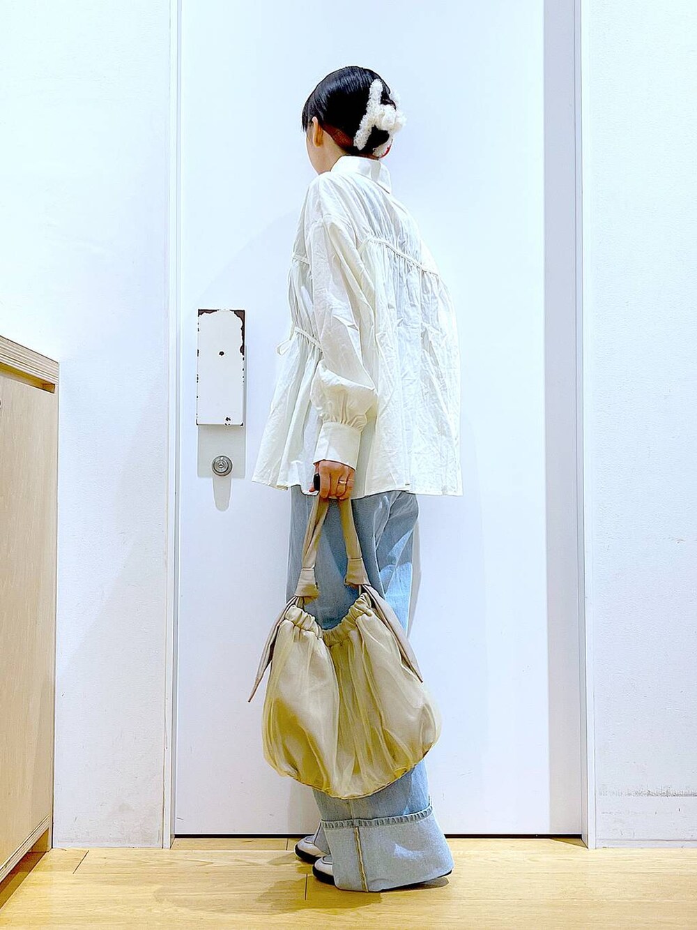 ベージュ系のトートバッグ、シルバー系のローファー、ホワイト系のシャツ/ブラウスを着用したレディースの秋コーディネートの3枚目の写真