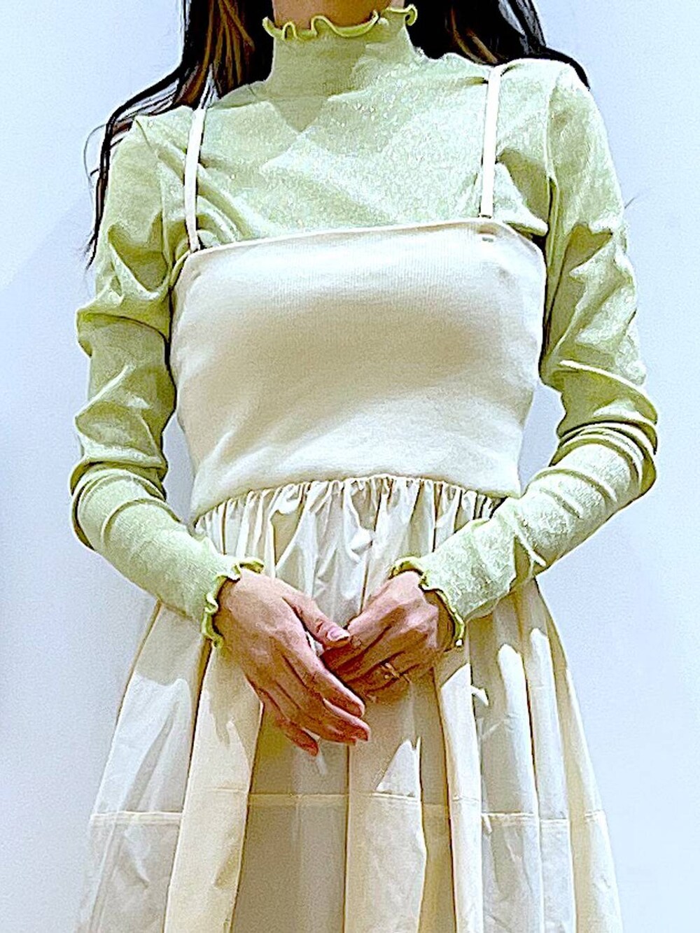 ホワイト系のショルダーバッグ、ベージュ系のブーツ、ブルー系のデニムパンツを着用したレディースの冬コーディネートの7枚目の写真