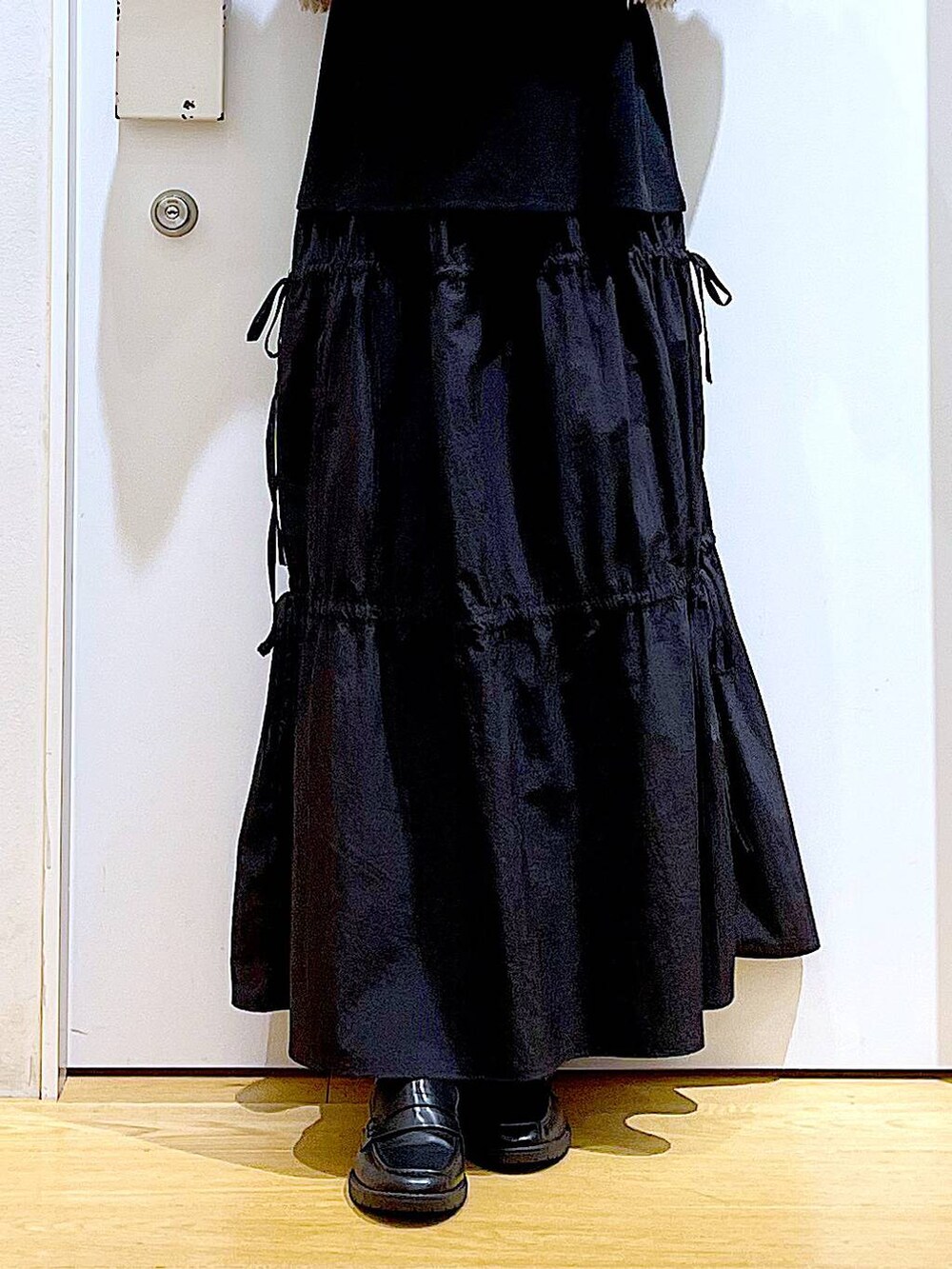 ブラウン系のベスト、ベージュ系のショルダーバッグ、ブラック系のTシャツ/カットソーを着用したレディースの秋コーディネートの8枚目の写真