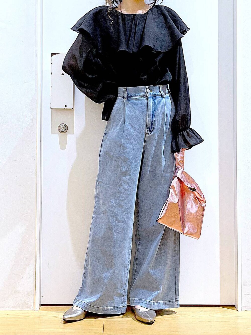 ブルー系のデニムパンツ、ピンク系のショルダーバッグ、その他のパンプスを着用したレディースの春コーディネートの6枚目の写真