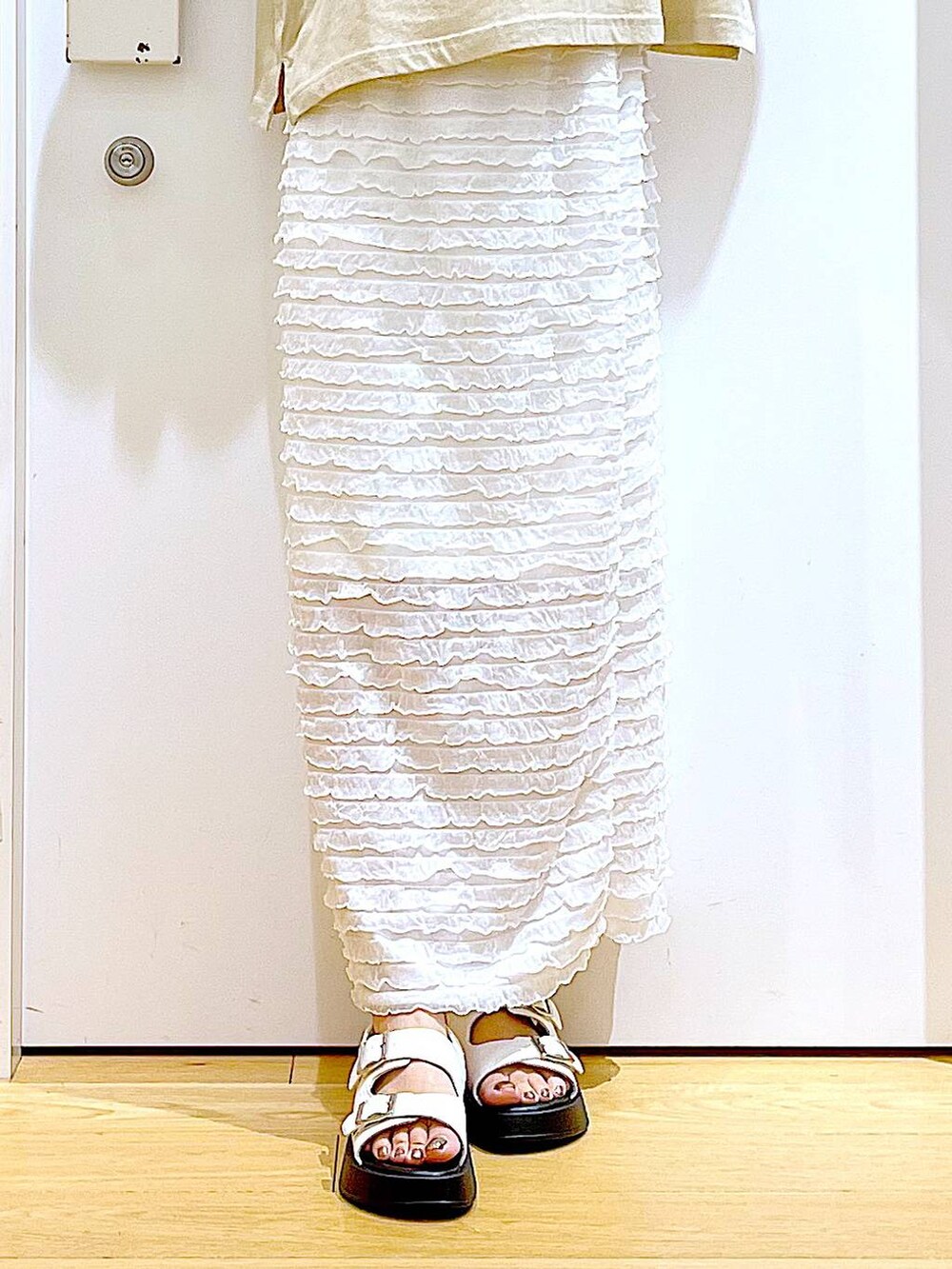 ホワイト系のサンダル、その他のトートバッグ、ホワイト系のスカートを着用したレディースの夏コーディネートの8枚目の写真